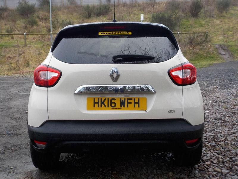 Used Renault Captur Dynamique 90 HP (66 kW) 2016 Cream/black SUV