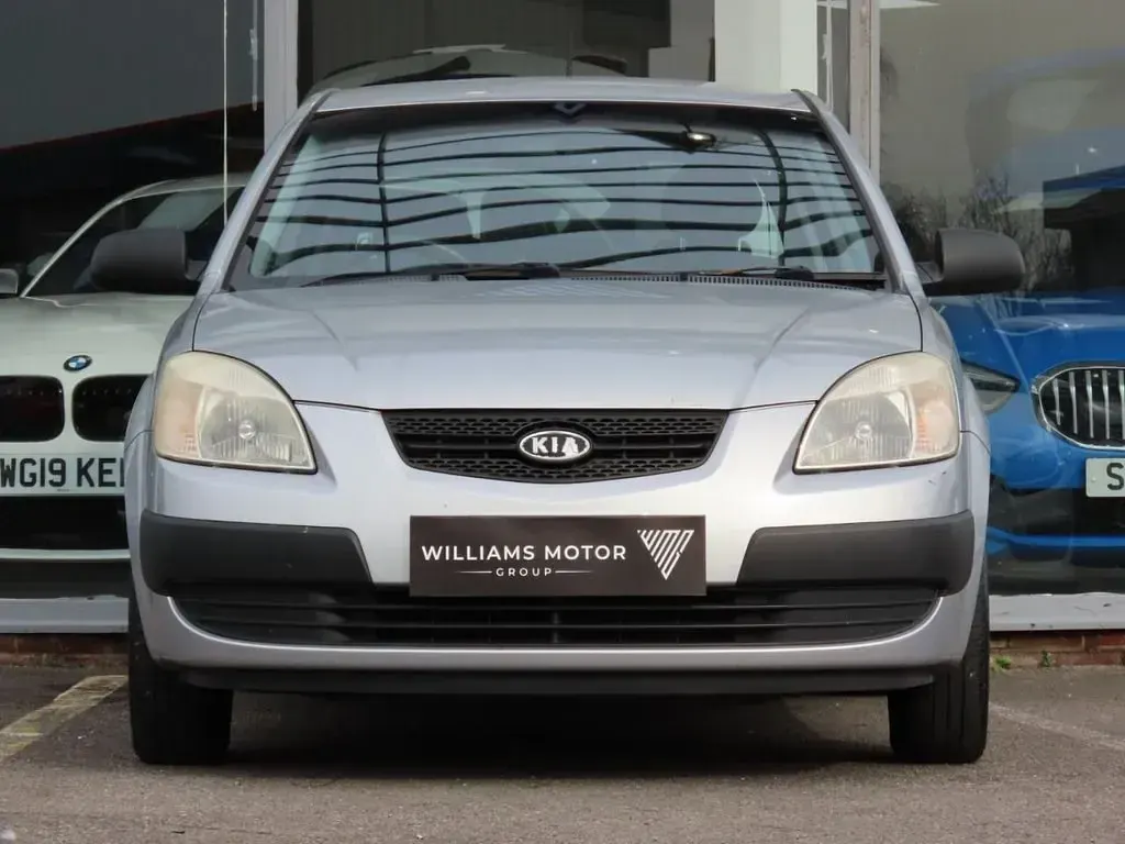 Begagnad Kia Rio 97 HK (71 kW) 2006 Silver Halvkombi