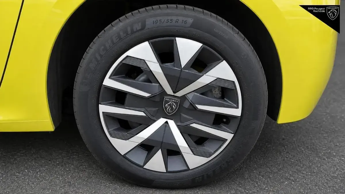Used Peugeot 208 Style 99 HP (72 kW) 2025 Yellow Hatchback