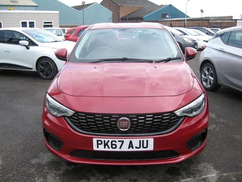 Usado Fiat Tipo Easy 120 HP (88 kW) 2017 Vermelho Citadino