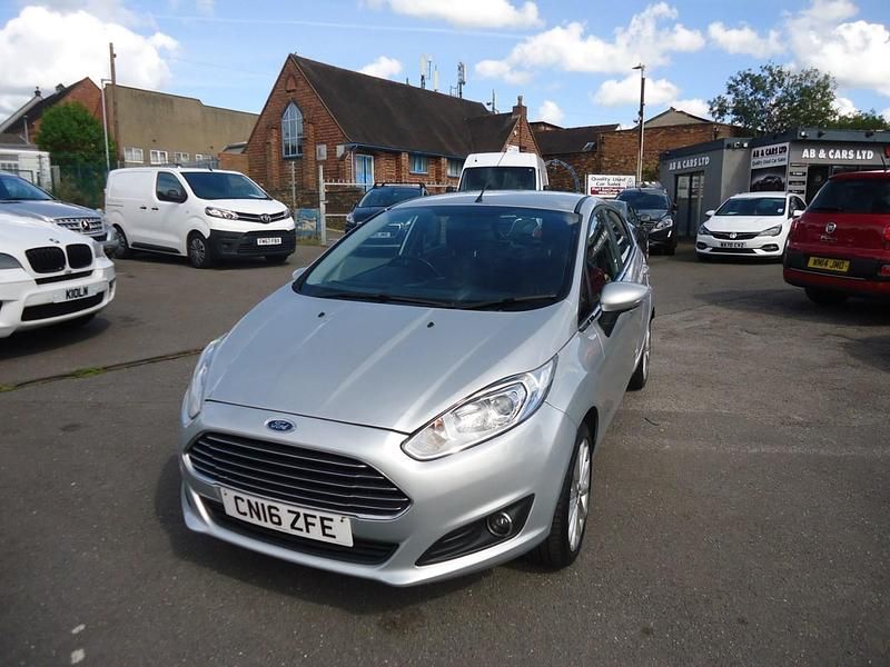 Usado Ford Fiesta Zetec 2016 Prateado Citadino