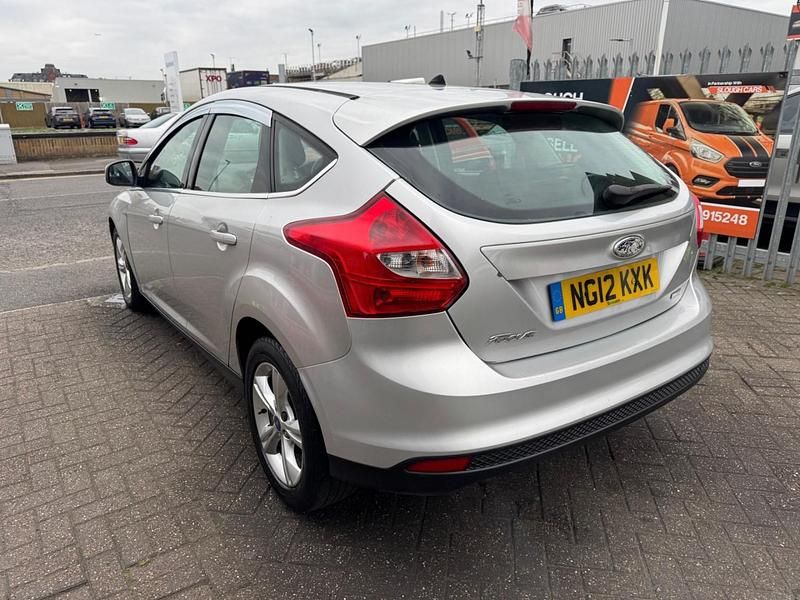 Begagnad Ford Focus Zetec 115 HK (84 kW) 2012 Silver Halvkombi
