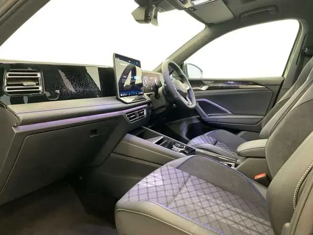 New VW Tiguan R-line 150 HP (110 kW) 2025 Green SUV