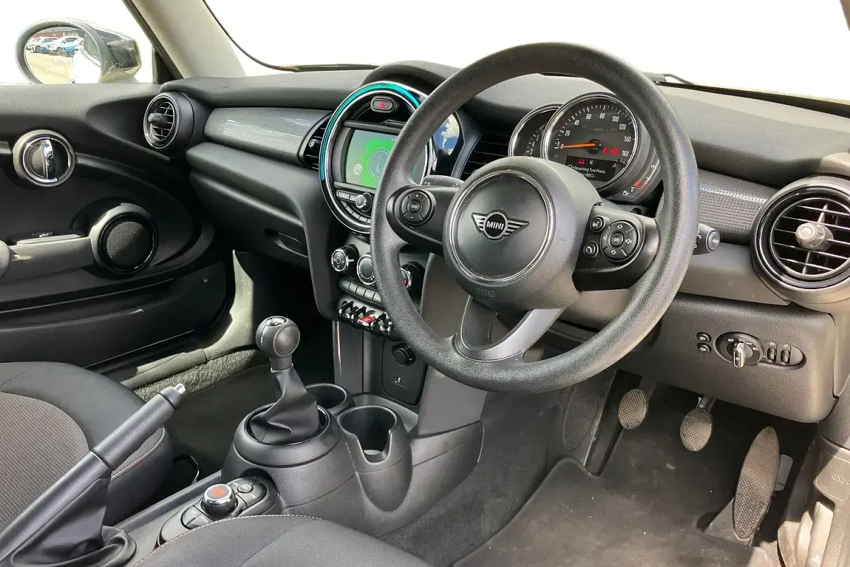 Used Mini Cooper Classic 136 HP (100 kW) 2019 White Hatchback