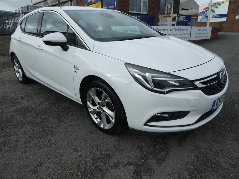 Used Vauxhall Astra SRi 105 HP (77 kW) 2017 White Hatchback