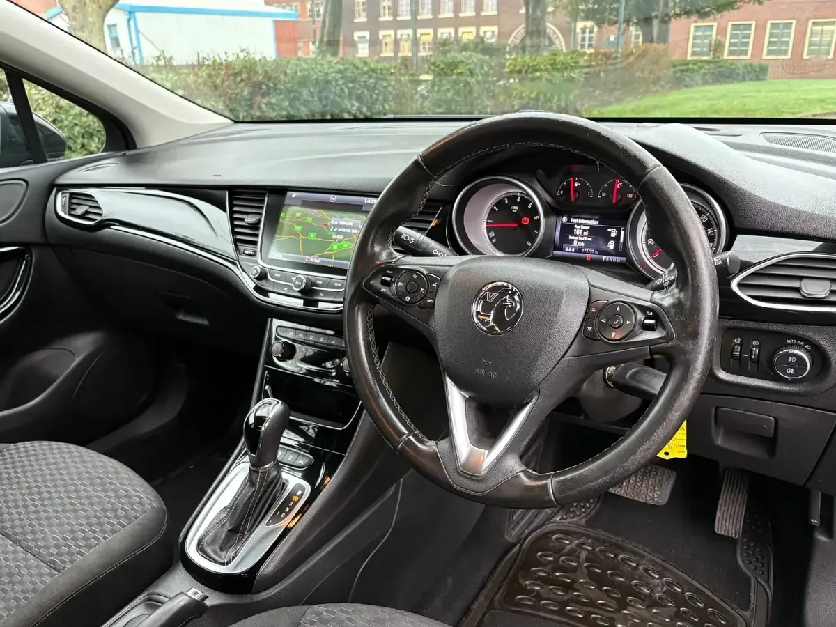Used Vauxhall Astra SRi 150 HP (110 kW) 2017 Black Hatchback