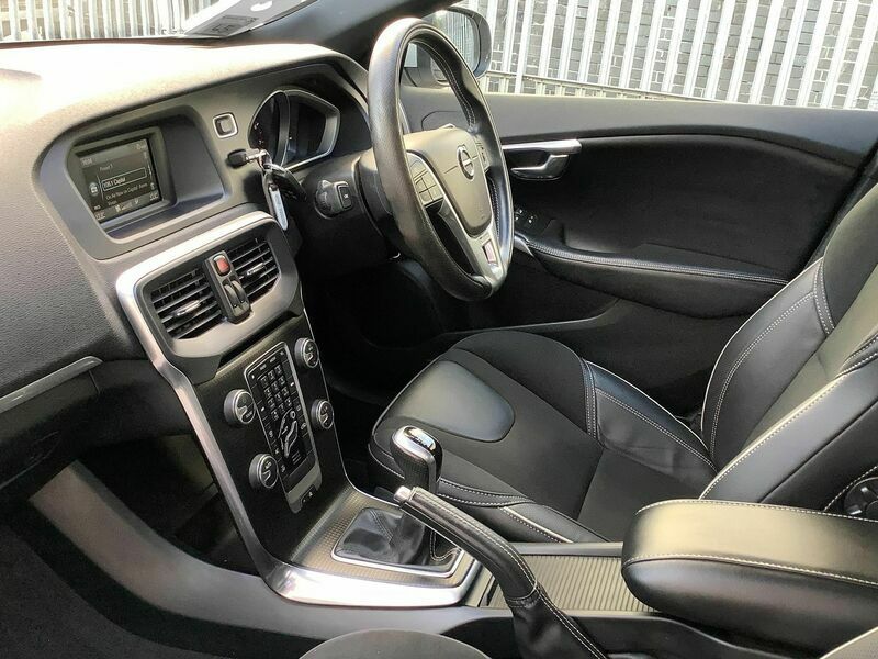 Begagnad Volvo V40 R-Design 122 HK (89 kW) 2018 Vit Kombi