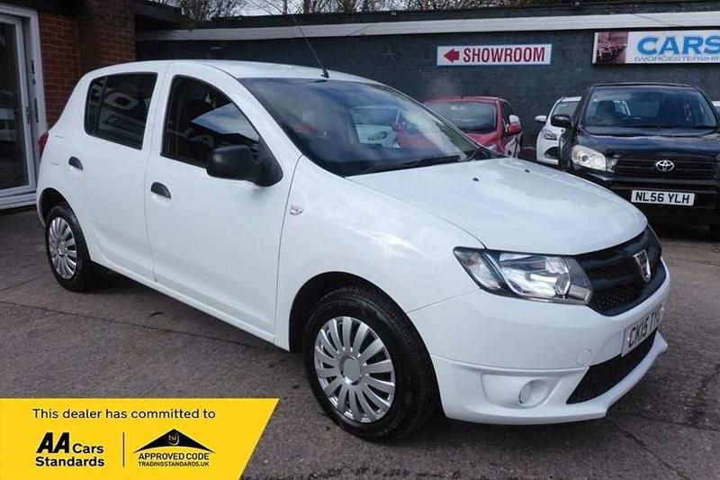Used Dacia Sandero Ambiance 90 HP (66 kW) 2015 White Hatchback