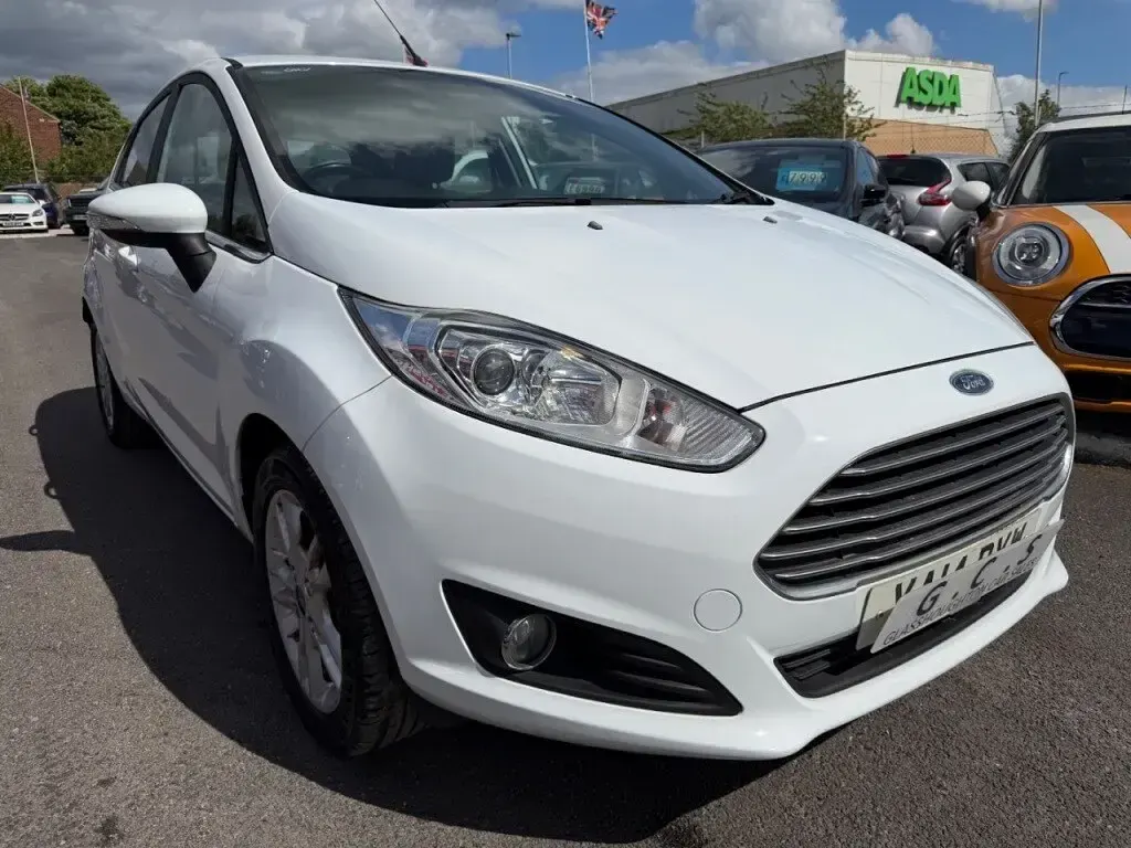 Used Ford Fiesta Zetec 120 HP (88 kW) 2014 White Hatchback