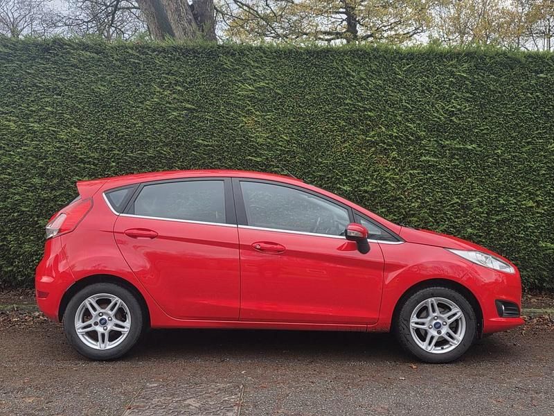 Usado Ford Fiesta Zetec 2014 Vermelho Citadino