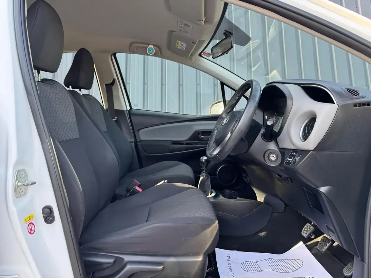 Used Toyota Yaris 90 HP (66 kW) 2014 White Hatchback