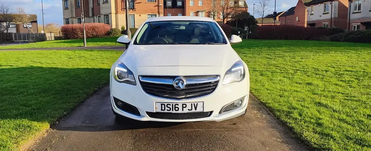 Used Vauxhall Insignia SRi 170 HP (125 kW) 2016 White Hatchback
