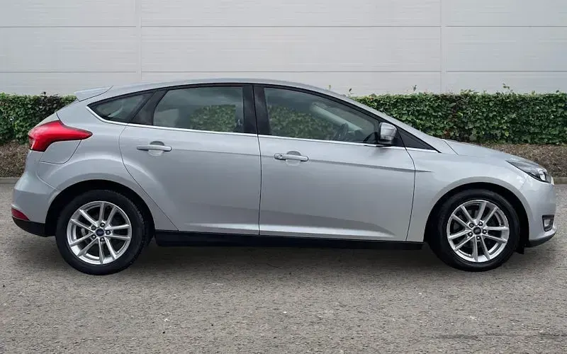 Usado Ford Focus Zetec 125 HP (91 kW) 2015 Prateado Citadino