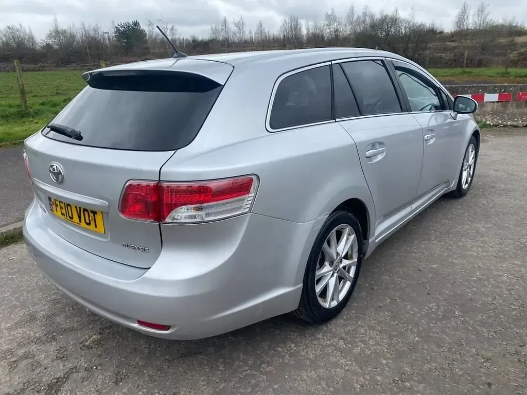 Gebraucht Toyota Avensis 147 PS (108 kW) 2010 Silber Kombi