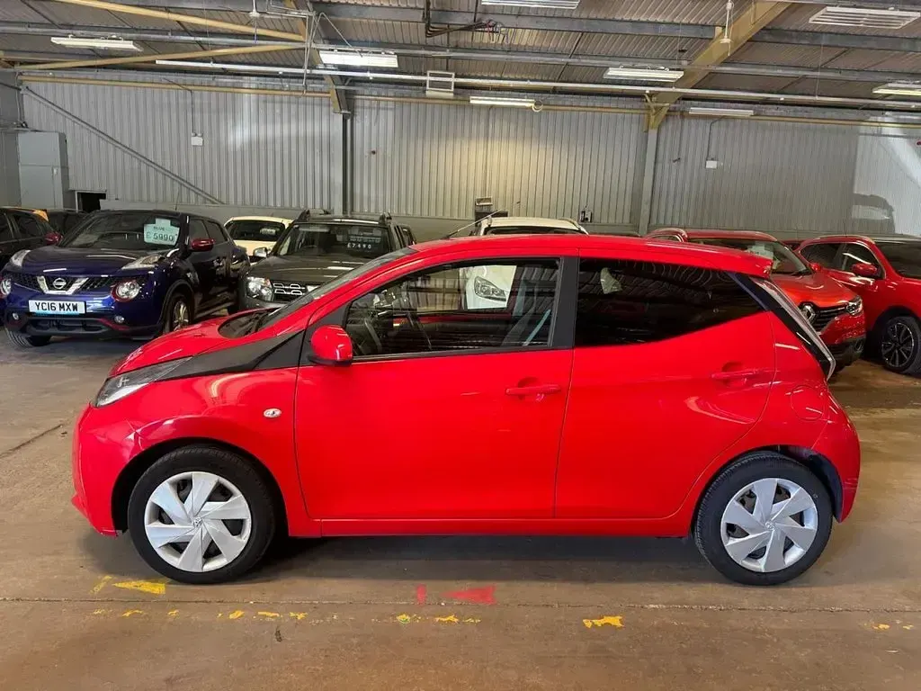 Usado Toyota Aygo X-play 68 HP (50 kW) 2015 Vermelho Citadino