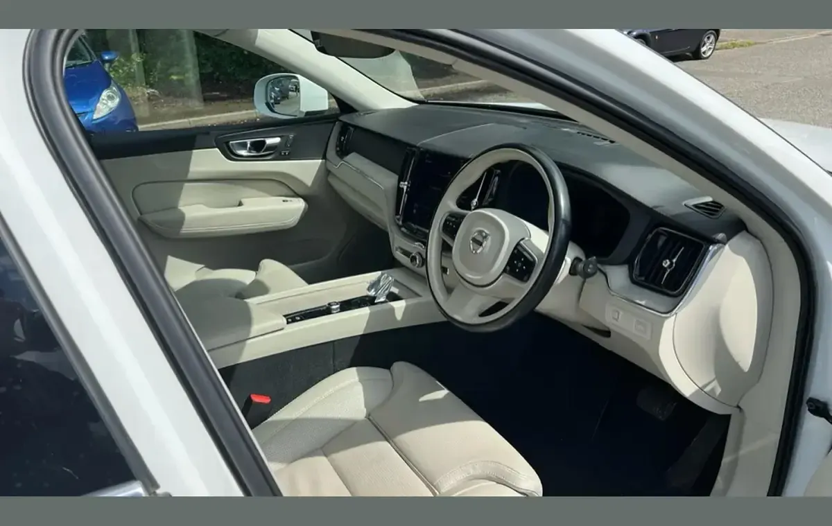 Used Volvo XC60 Inscription 235 HP (172 kW) 2021 White SUV