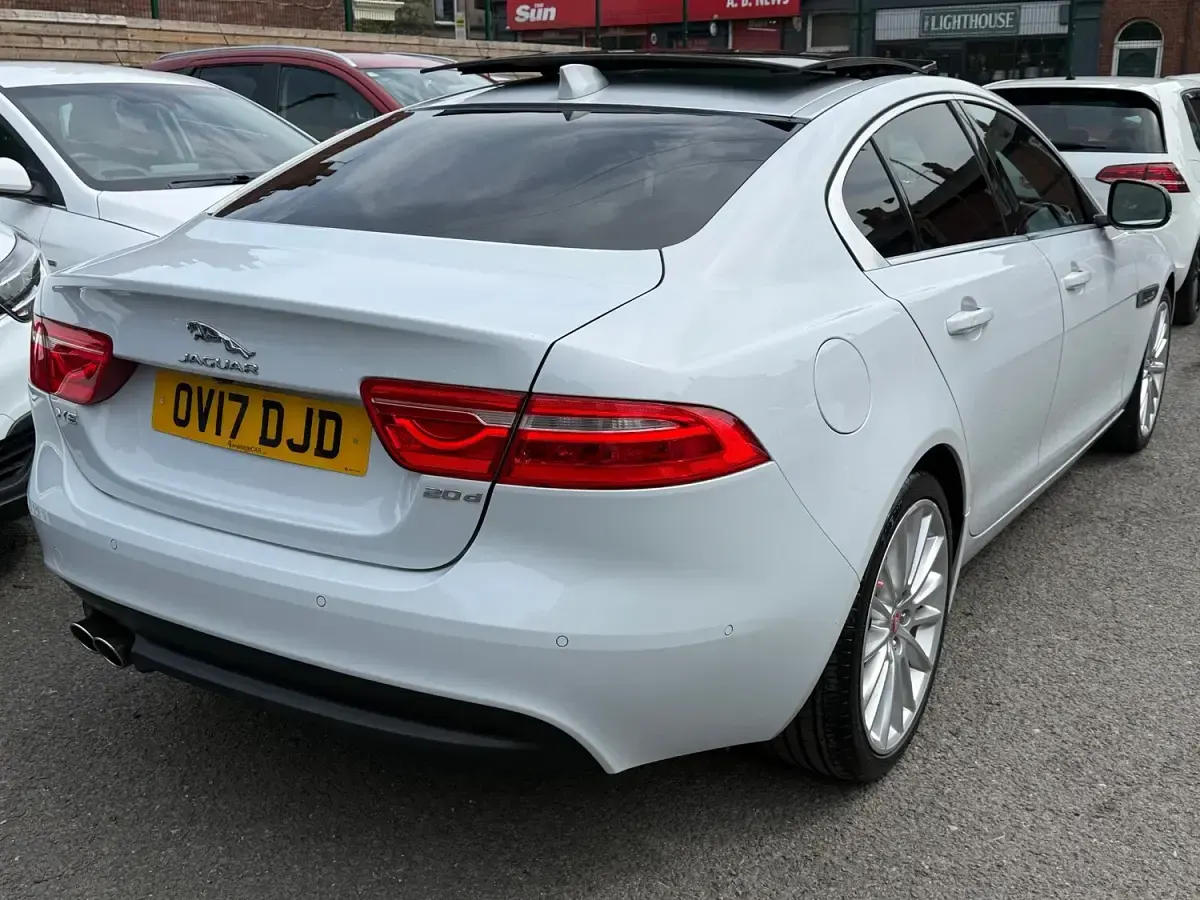 Używany Jaguar XE Portfolio 2017 Biały Sedan/Limuzyna