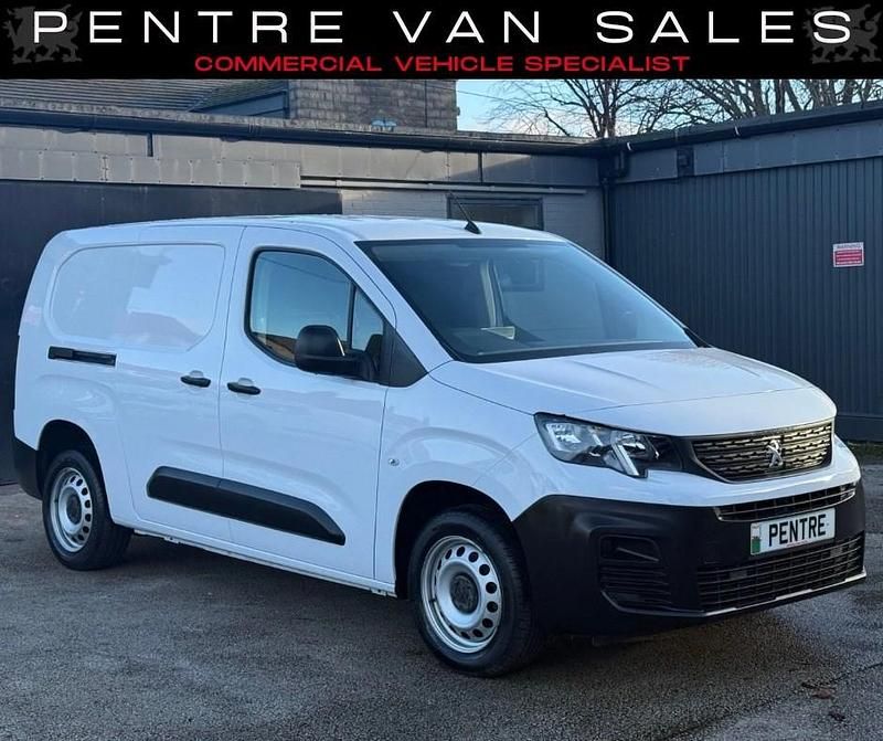 White Used 2023 Peugeot Partner Premium MPV | £12,975 (Fair price) - Image 1/4