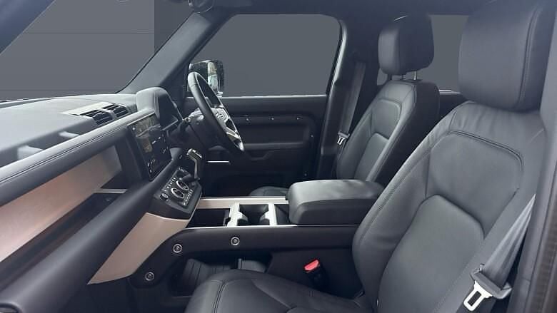 Used Land Rover Defender HSE Dynamic 249 HP (183 kW) 2025 Estate
