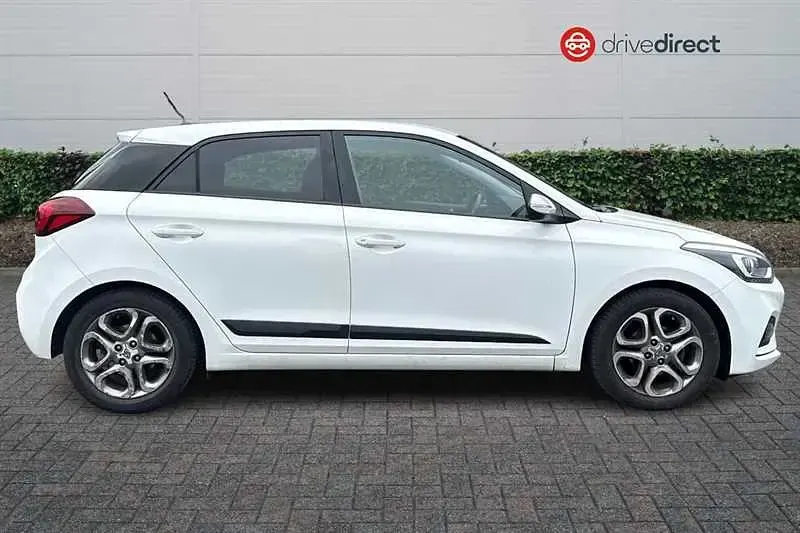 Used Hyundai i20 Premium 84 HP (61 kW) 2018 White Hatchback