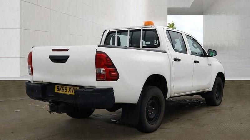 Used Toyota HiLux Active 150 HP (110 kW) 2019 White Pickup