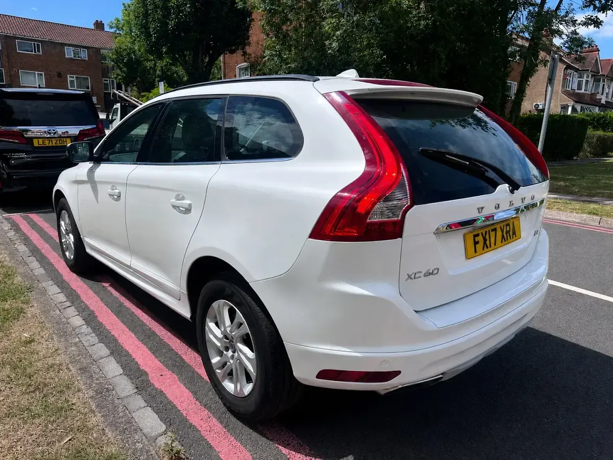 Used Volvo XC60 SE 2017 White SUV