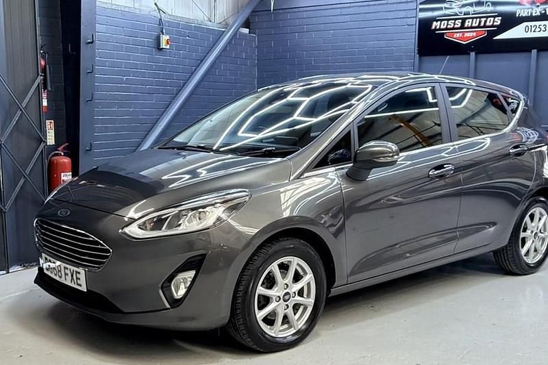 Used Ford Fiesta Zetec 70 HP (51 kW) 2018 Grey Hatchback