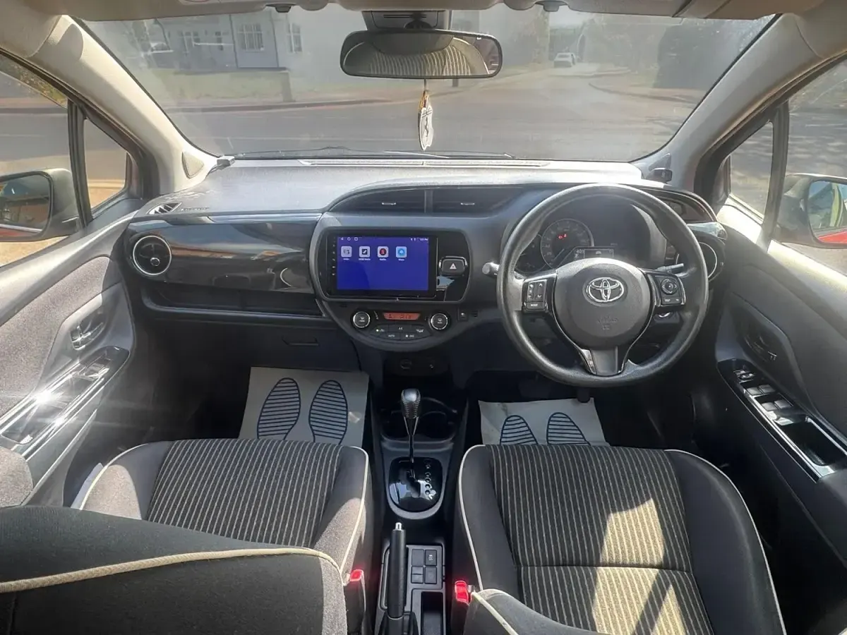 Used Toyota Yaris Design 100 HP (73 kW) 2017 Orange Hatchback