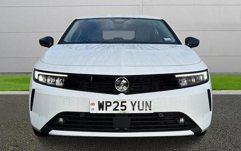 Used Vauxhall Astra Design Edition 131 HP (96 kW) 2025 White Hatchback