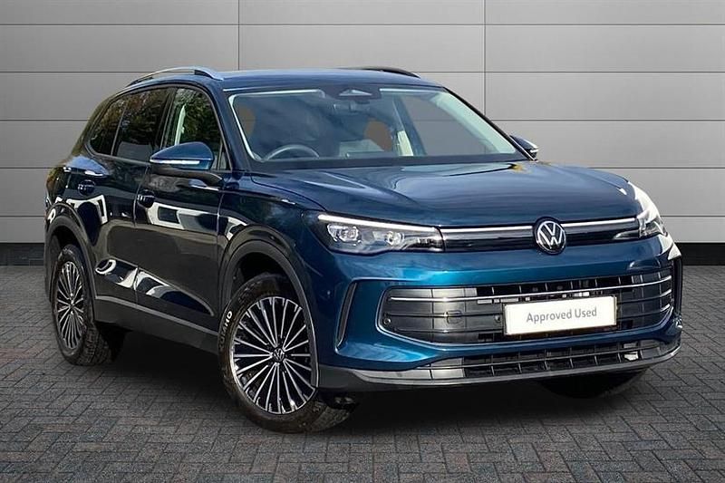 Nightshade blue Used 2025 VW Tiguan Match SUV | £32,250 (Expensive) - Image 1/3