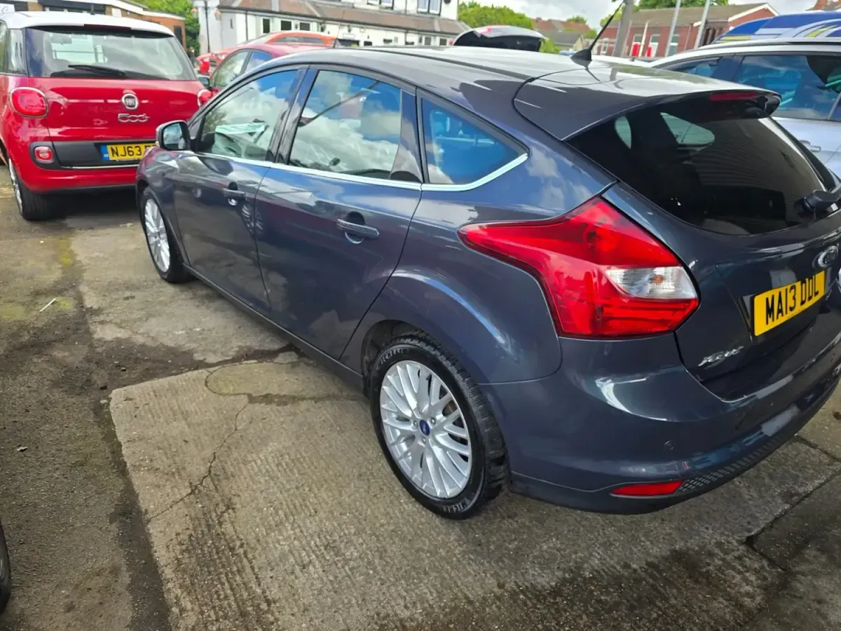 Usado Ford Focus Zetec 2013 Gris Utilitario