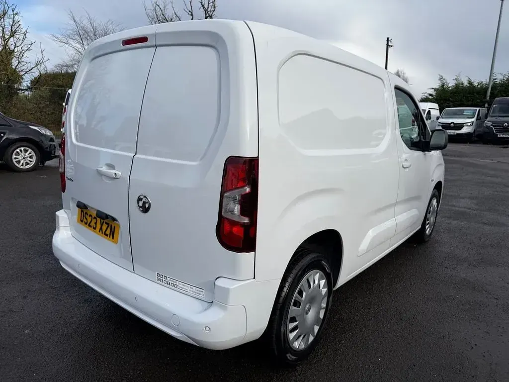 Used Vauxhall Combo S 100 HP (73 kW) 2023 White MPV