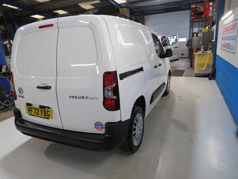 Used Toyota Proace 101 HP (74 kW) 2022 White MPV