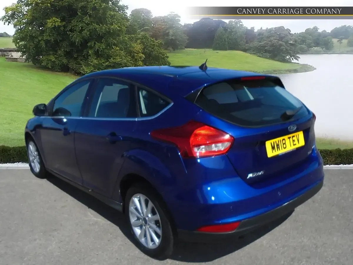 Gebraucht Ford Focus Titanium 125 PS (91 kW) 2018 Blau Kleinwagen