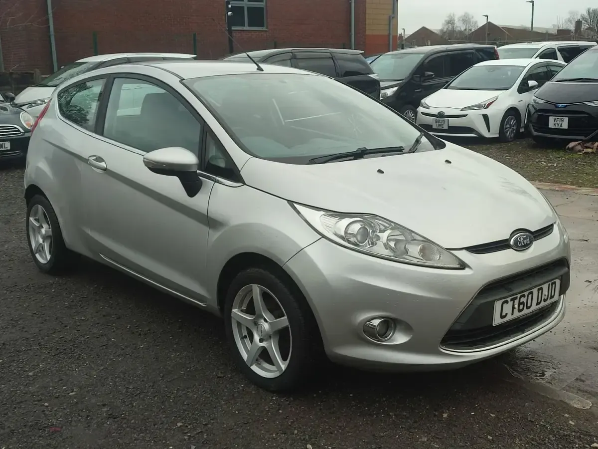 Begagnad Ford Fiesta Zetec 2010 Silver Halvkombi