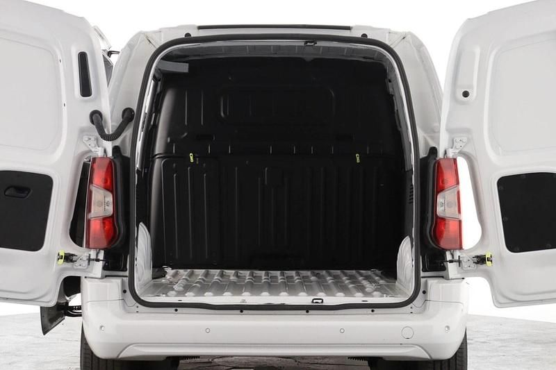 Used Vauxhall Combo 100 kW (136 HP) 2024 White MPV