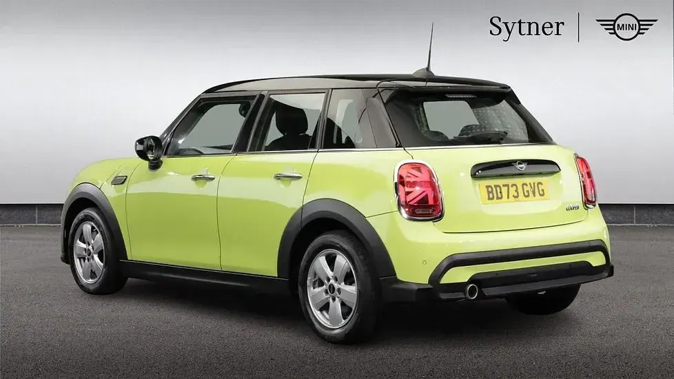 Used Mini Cooper Classic 134 HP (98 kW) 2023 Yellow Hatchback