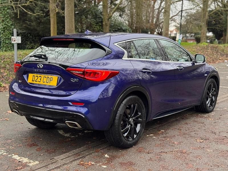 Used Infiniti Q30 Premium 2016 Blue Hatchback