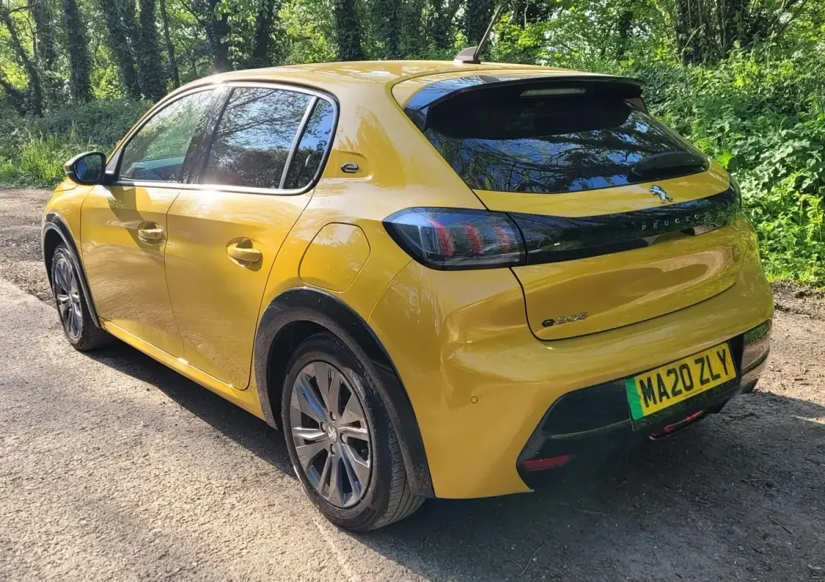 Usado Peugeot e-208 Allure 100 kW (136 CV) 2020 Amarillo Utilitario