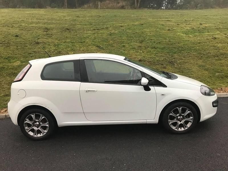 Used Fiat Punto S 77 HP (56 kW) 2010 White Hatchback