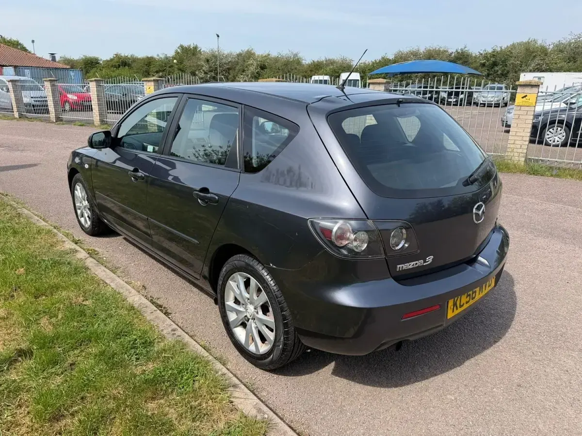 Begagnad Mazda 3 105 HK (77 kW) 2007 Grå Halvkombi