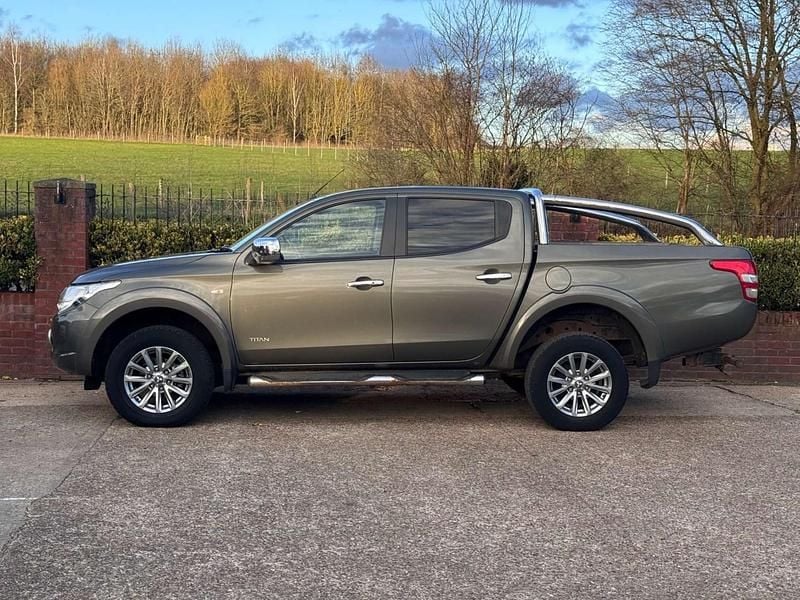 Used Mitsubishi L200 2016 Green Pickup