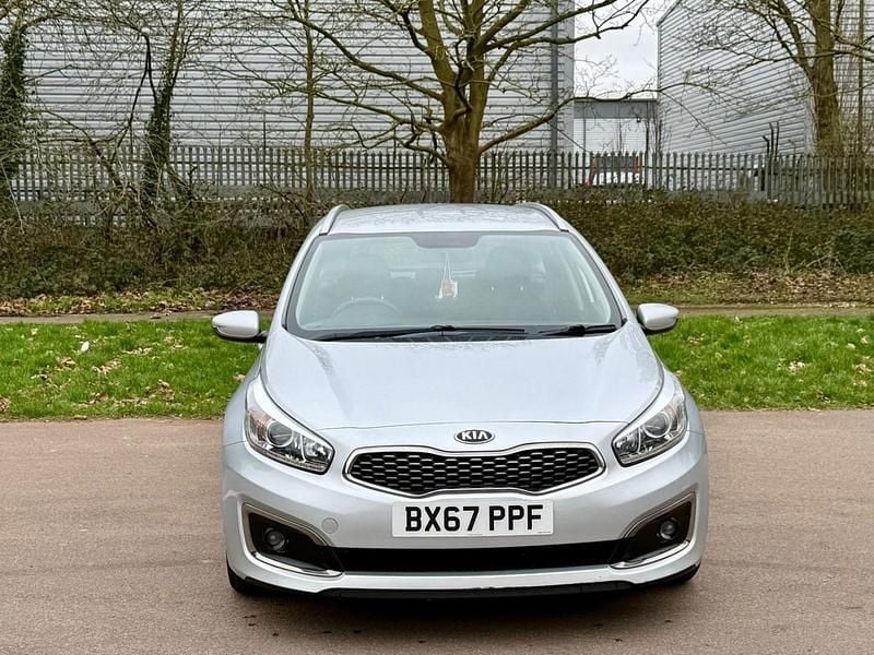 Używany Kia Ceed 2024 Srebrny Hatchback