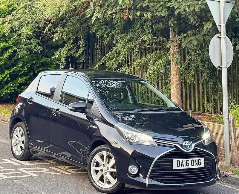 Black Used 2016 Toyota Yaris Hybrid Hatchback | £10,195 (Fair price) - Image 1/4