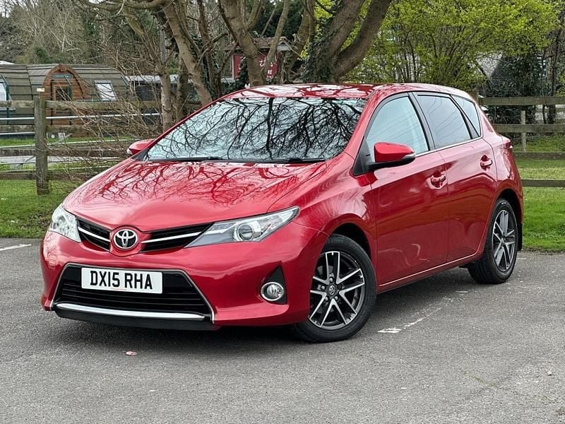 Used Toyota Auris Plus 2015 Red Hatchback