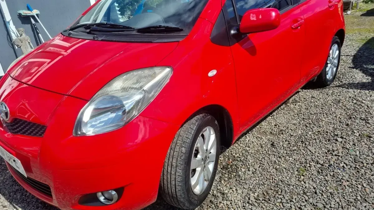 Gebraucht Toyota Yaris 2011 Rot Kleinwagen