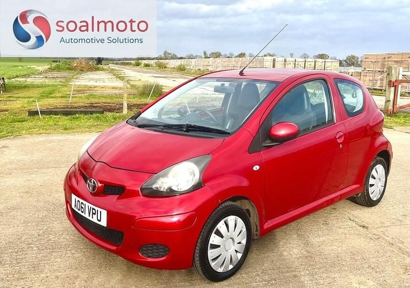 Usado Toyota Aygo 68 HP (50 kW) 2011 Vermelho Citadino