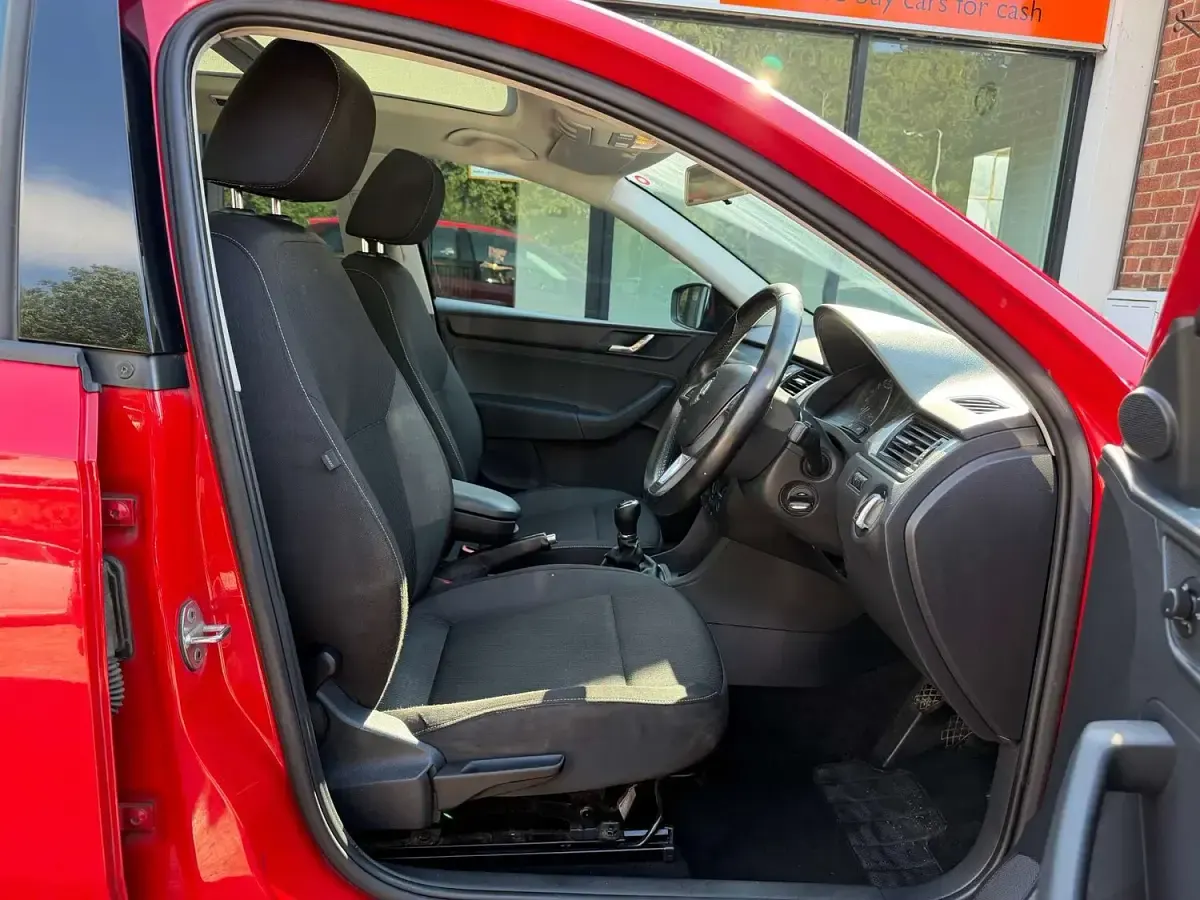 Used Skoda Rapid SE 90 HP (66 kW) 2014 Red Hatchback
