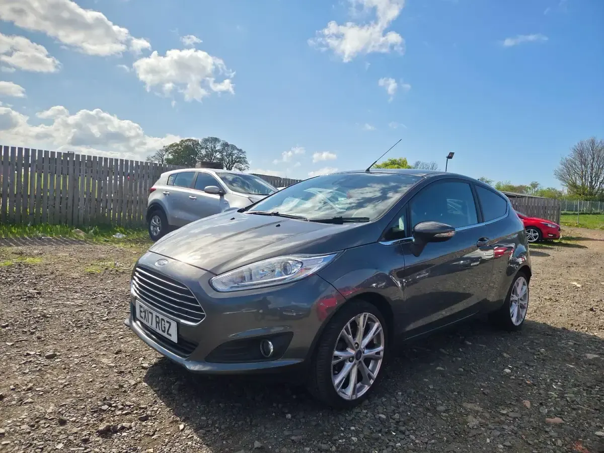 Used Ford Fiesta Titanium 125 HP (91 kW) 2017 Grey Hatchback