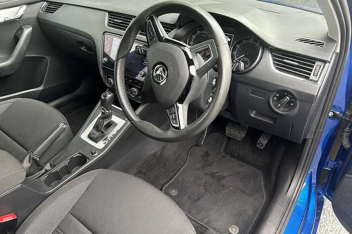 Used Skoda Octavia SE Drive 147 HP (108 kW) 2020 Blue Estate